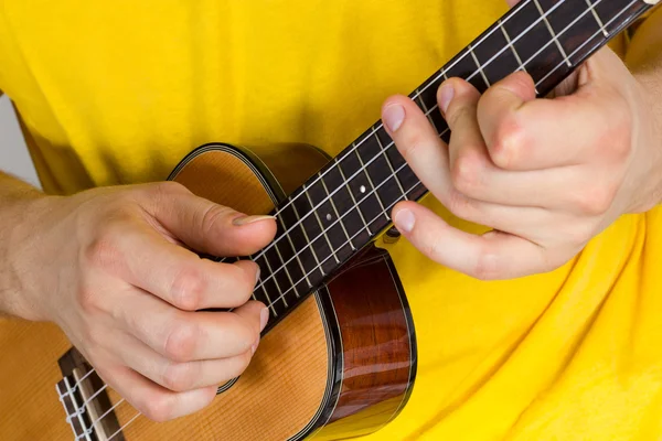 Homem a jogar ukulele — Fotografia de Stock