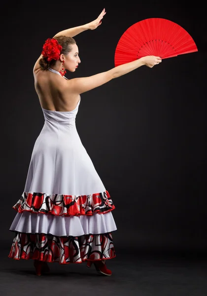 Jeune femme espagnole dansant le flamenco sur noir — Photo