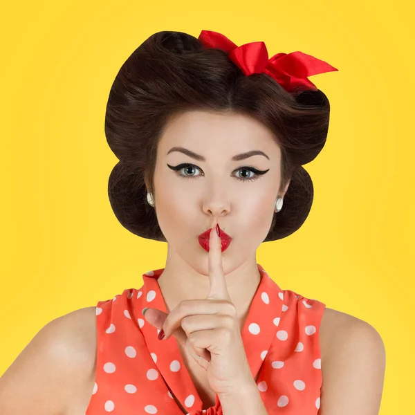 Pin-up stil flicka med fingret på läppar — Stockfoto