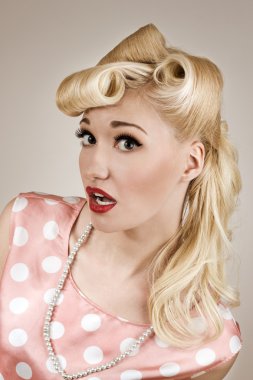 Pin-up tarzı sürpriz kız portresi