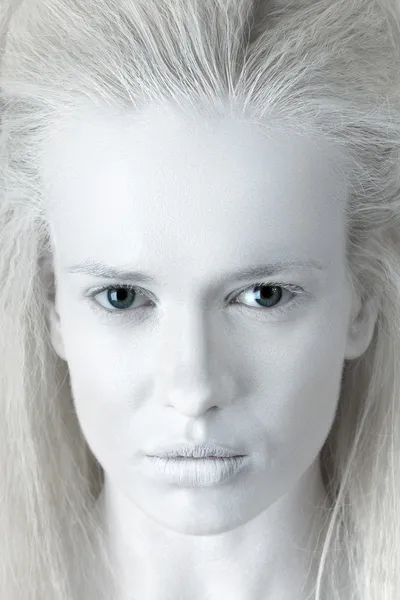 Portret van mysterieuze albino's vrouw — Stockfoto