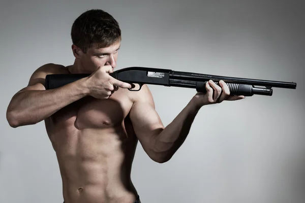 Jovem aponta uma arma — Fotografia de Stock