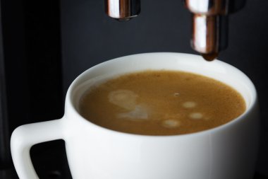 Espresso makinesi kahve yapıyor.