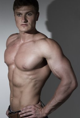 genç yakışıklı bodybuilder portresi