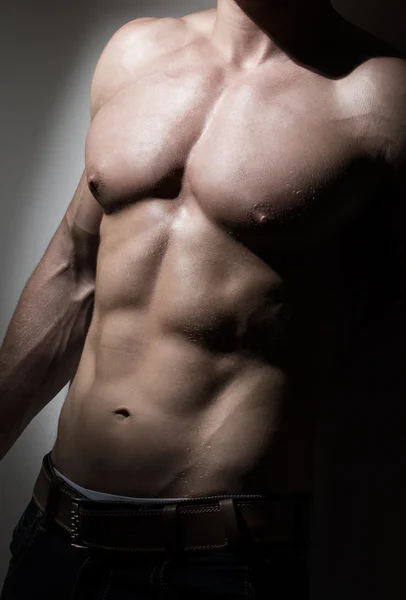 Genç kaslı adamın gövde