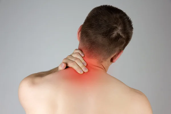 Joven tocándose el cuello por el dolor — Foto de Stock