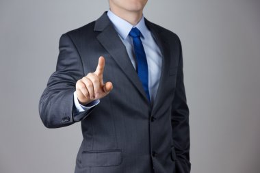 hayali bir ekrana dokunarak iş adamı