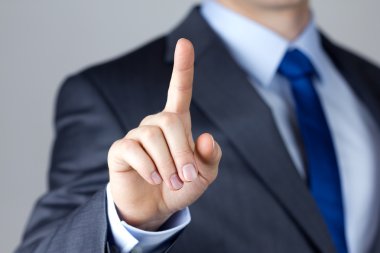 hayali bir ekrana dokunarak iş adamı