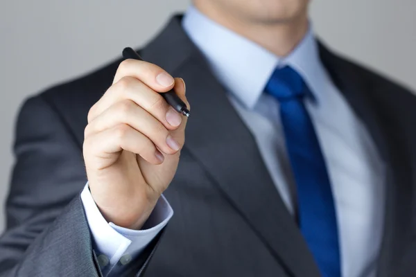 iş adamı cam tahta üzerinde bir şey yazıyor