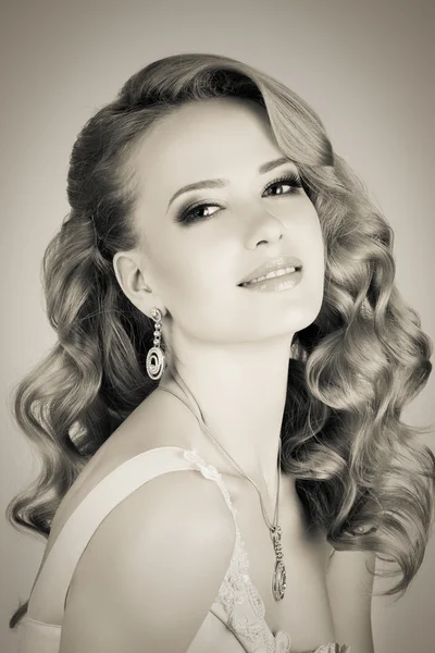 Retrato de joven hermosa mujer rubia — Foto de Stock