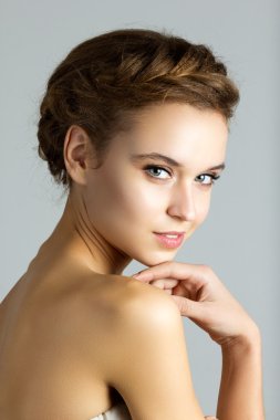 37kobieta młody piękny kurort dotyka jej twarzy