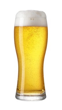 Beyaz arka planda izole edilmiş bir bardak light bira.