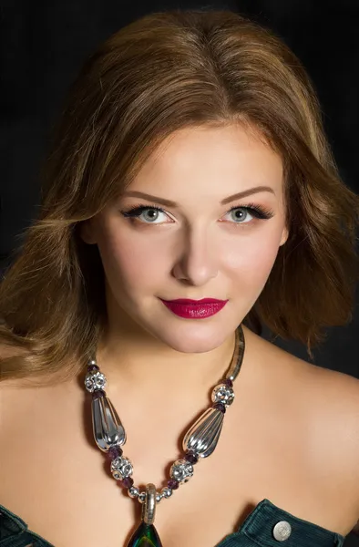 Retrato de belleza de una mujer joven y bonita — Foto de Stock