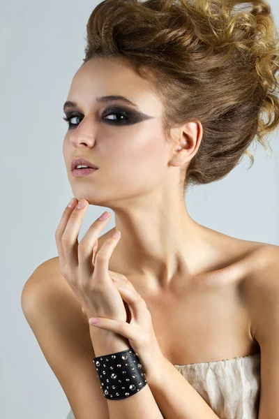 Krásná žena s náramek a divadelní make-up. módní fotografie — Stock fotografie