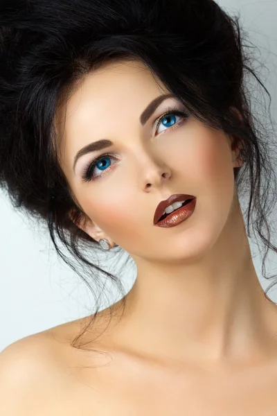 Beauty portrait of young brunette woman — Stock Photo, Image