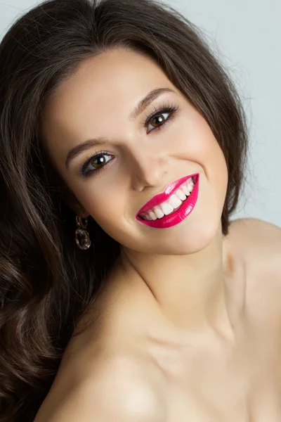 Retrato de hermosa mujer morena sonriente — Foto de Stock