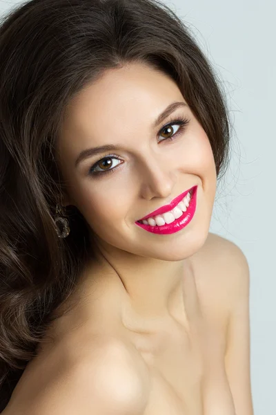 Beauty portrait of young happy brunet woman — Stock Photo, Image