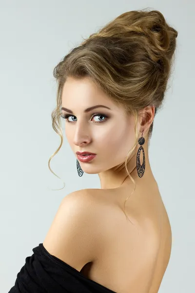 Beauty portrait of young woman — Stock Photo, Image