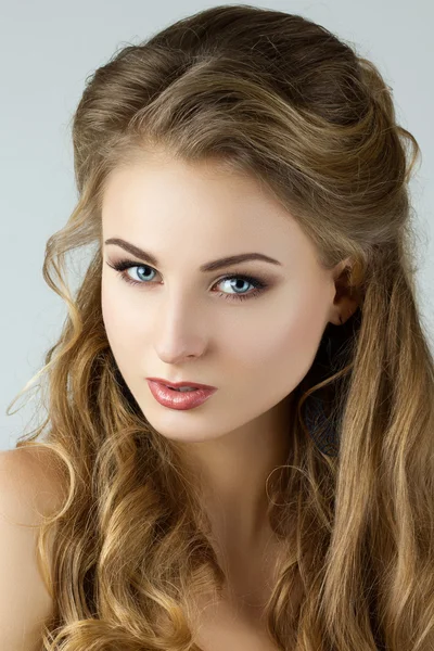 Genç bir kadının güzel portresi