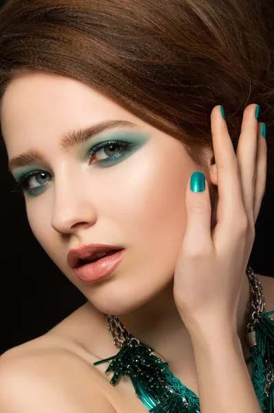 Retrato de linda jovem com unhas azuis e maquiagem para os olhos — Fotografia de Stock