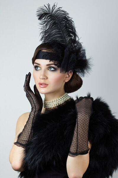 Портрет женщины-ретро. Винтажная девушка прикасалась к лицу
