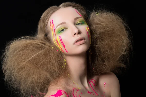 Retrato de moda de niña encamada con colorido tinte — Foto de Stock
