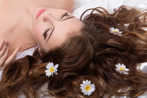 Retrato de jovem morena com flores de camomila — Fotografia de Stock