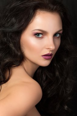 Mor dudaklar güzel kadını baştan çıkarıcı ve dikkatli görünüyor