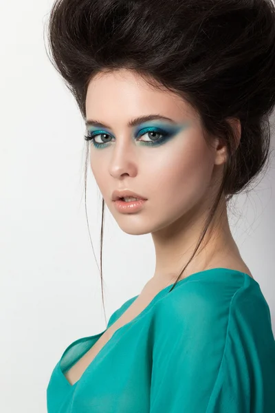 Schoonheid portret van brunette meisje in een turquoise jurk — Stockfoto