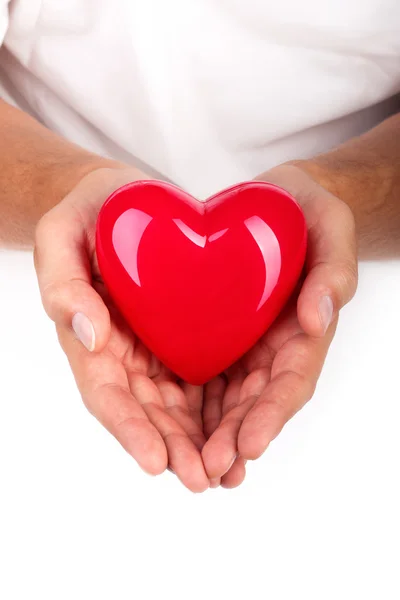 Manos masculinas sosteniendo corazón rojo — Foto de Stock