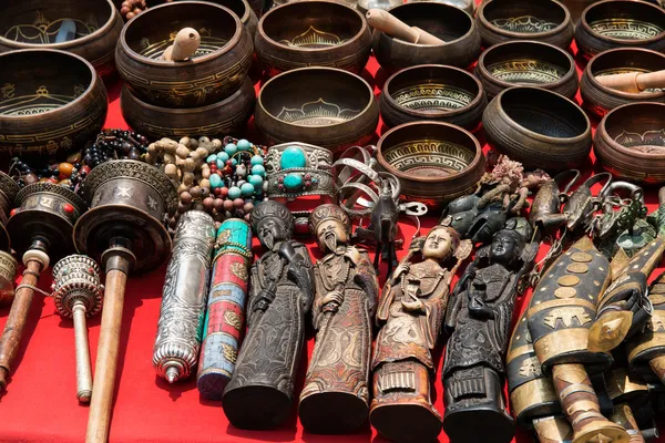 Bündel traditioneller Souvenirs (Markt in Nepal, Kathmandu) — Stockfoto