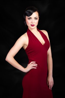 Elini beline retro tarzı esmer kadınla