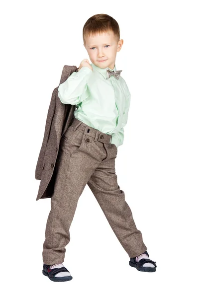 Niño en traje gris y corbata de lazo sosteniendo su chaqueta y look — Foto de Stock