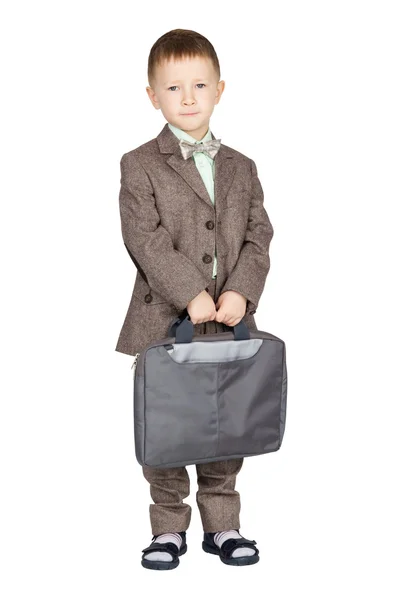 Jonge jongen in grijs pak en strikje permanent en op zoek op camer — Stockfoto