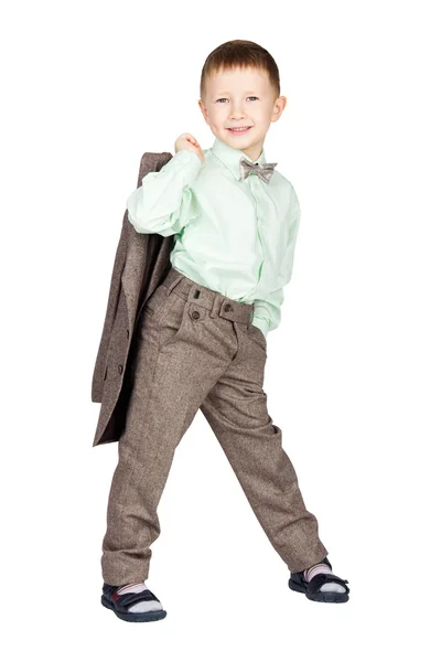 Niño en traje gris y corbata de lazo sosteniendo su chaqueta y look — Foto de Stock