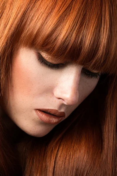 Red haired meisje op zoek naar beneden portret — Stockfoto