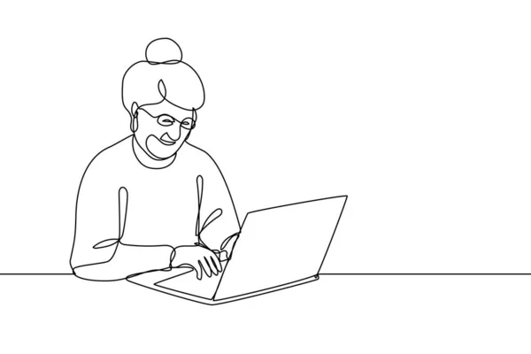 Mujer anciana sonriente trabajando en el portátil — Vector de stock
