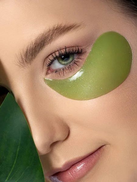 Žena se zelenými páskami pod očima — Stock fotografie