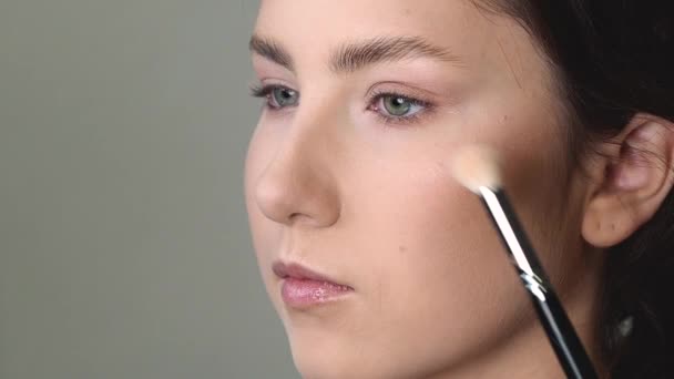 化妆艺术家在模特面容中的应用 — 图库视频影像