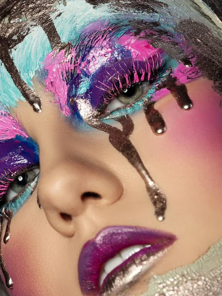 Vista de perto do rosto da mulher com maquiagem criativa — Fotografia de Stock