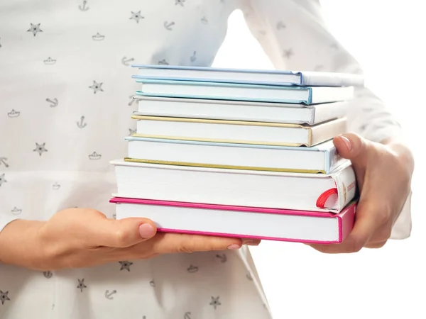 Vrouw met stapel boeken close-up — Stockfoto