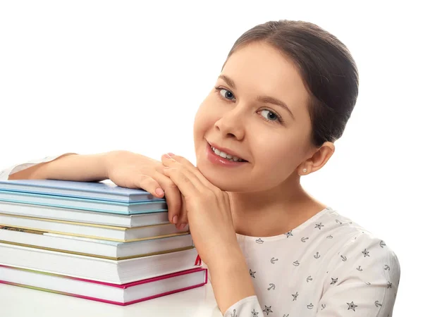 Mulher sorridente com uma pilha de livros — Fotografia de Stock