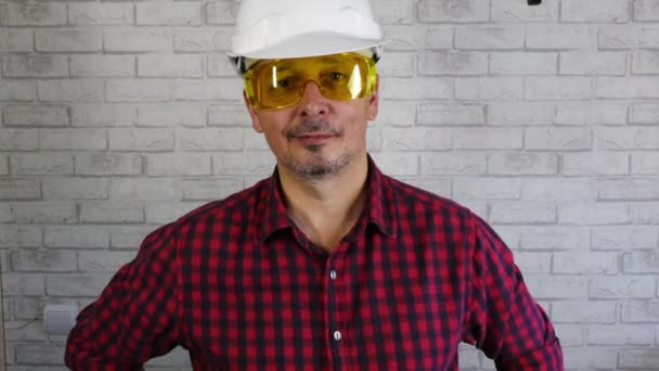 Портрет веселого человека в строительном шлеме . — стоковое видео