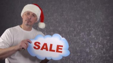 Noel Baba şapkalı bir adam indirim teklif ediyor..