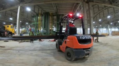 Fabrikadaki forklift taşıma boruları. Moskova. Rusya - 7 Eylül 2021.