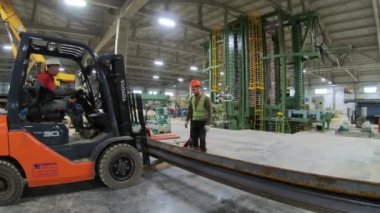 Fabrikadaki forklift taşıma boruları. Moskova. Rusya - 7 Eylül 2021.