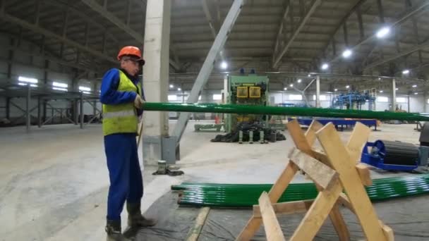 Arbetare vid fabriken målarrör. Produktionsprocess. Moskva. Ryssland - 7 september 2021. — Stockvideo