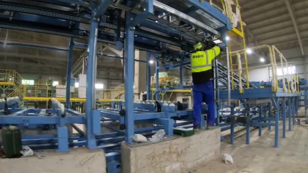 Výrobní proces v továrně. Dělníci sestaví novou dílnu. Moskyt. Rusko - 7. září 2021. — Stock video