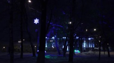 Şehirdeki sokak Noel süsleri. Noel atmosferi.