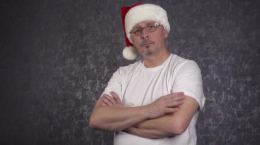 Noel Baba şapkalı bir adam komik dans ediyor..